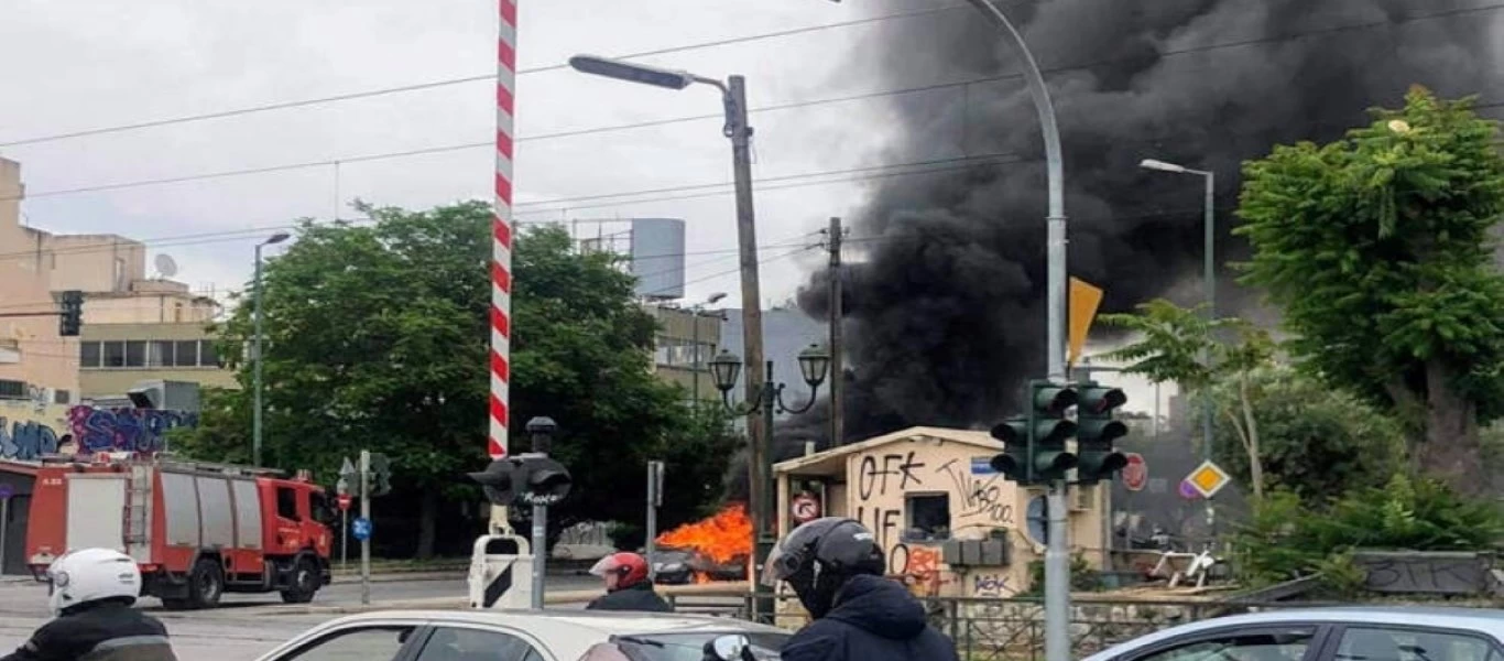 Στις φλόγες αμάξι στην Κωνσταντινουπόλεως - Στο «τσακ» γλύτωσαν οι επιβάτες (φώτο)